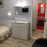 в самом центе одессы, пешком 5 мин. до ул. дерибасовской *
