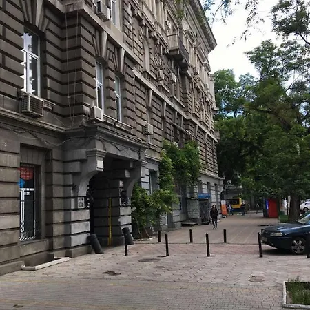 в самом центе одессы, пешком 5 мин. до ул. дерибасовской