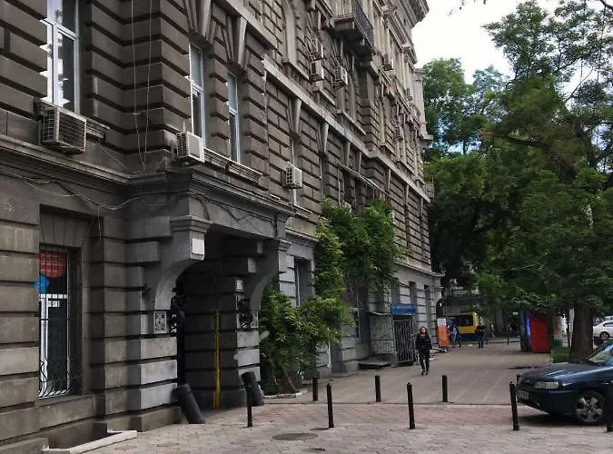 в самом центе одессы, пешком 5 мин. до ул. дерибасовской